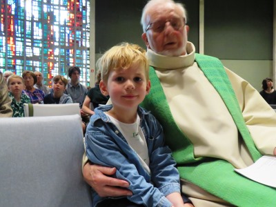 Dankviering Eerste communicanten en vormelingen | Priester Paul Scheelen 85 jaar - 60 jaar priesterschap | Sint-Anna-ten-Drieënparochie Antwerpen Linkeroever - Zondag 23 juni 2024 - Ijs